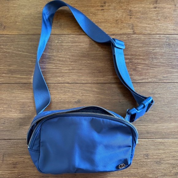 Lululemon Everywhere Belt Bag - Picture 1 of 3